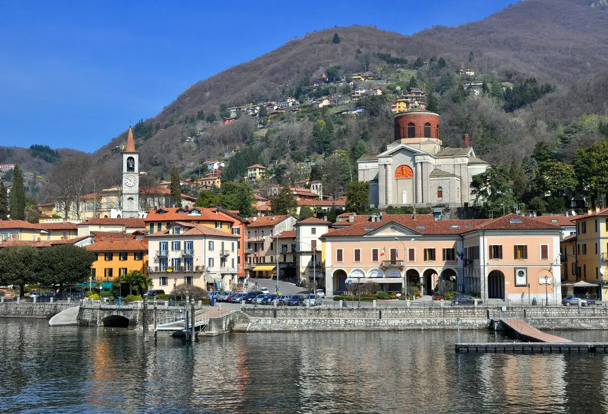 Il lungolago di Laveno-Mombello visto dal lago Maggiore