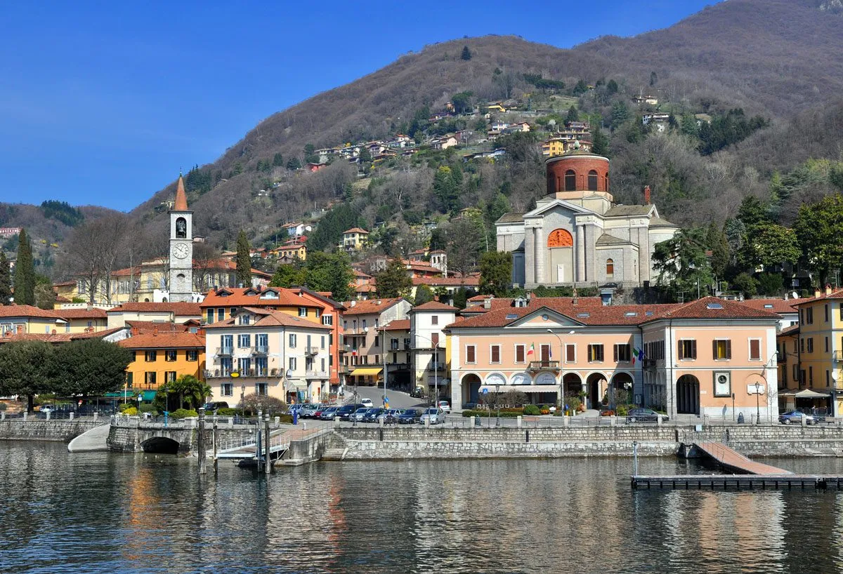 Il lungolago di Laveno-Mombello visto dal lago Maggiore